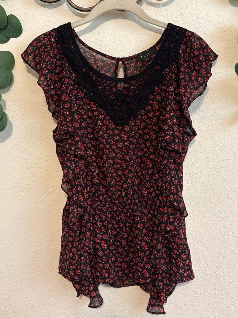 Y2K Forever21 Red and Black Floral Ruffled Whimsigoth Top❤️